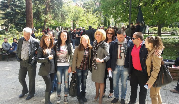Манолова подкрепи протест на кюстендилци за спасяването на „Чифте баня”